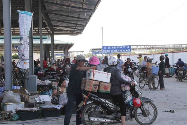 Sáng 26-11, nhiều hộ kinh doanh đã di chuyển đến chợ Nông sản Phan Rang và hoạt động kinh doanh bình thường.
