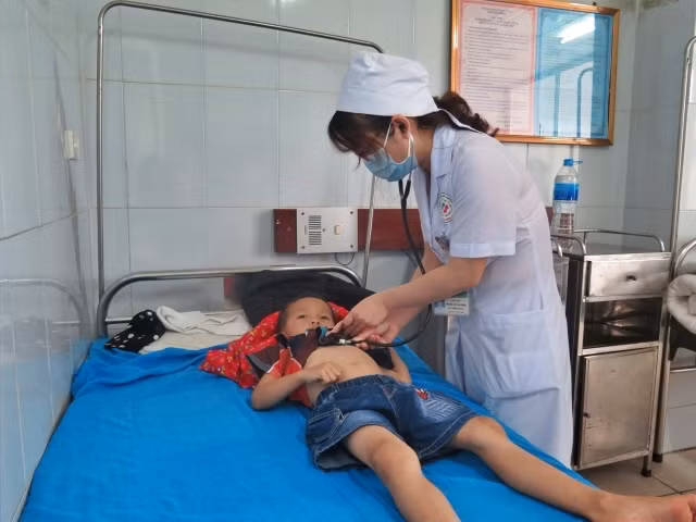 Bệnh nhi Bàn Đức Cường được điều trị, theo dõi tại Khoa Nhi, Bệnh viện đa khoa tỉnh Tuyên Quang.