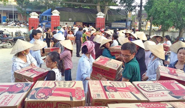 Niềm vui của bà con xã Sơn Hải, huyện Hương Sơn (Hà Tĩnh) khi nhận hàng hỗ trợ.