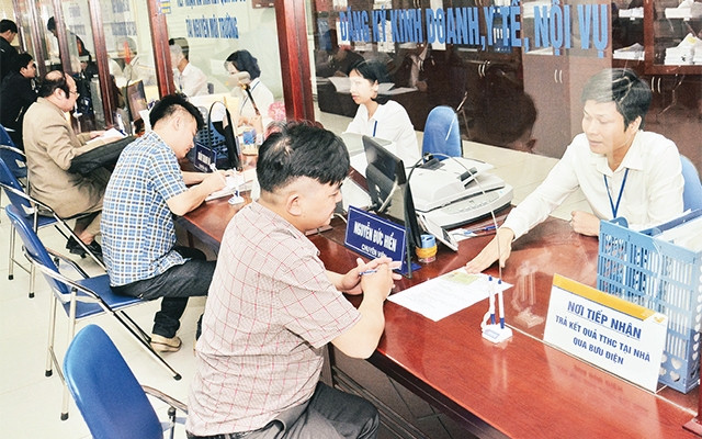 Người dân giải quyết thủ tục hành chính tại Bộ phận một cửa UBND quận Bắc Từ Liêm. Ảnh: Minh Hà