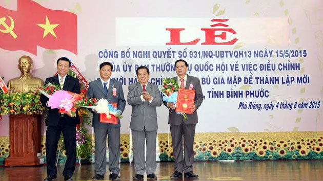 Ủy viên T.Ư Đảng, Bí thư Tỉnh ủy Bình Phước Nguyễn Tấn Hưng (thứ hai từ phải sang) trao quyết định bộ nhiệm các chức vụ Bí thư, Phó Bí thư, Chủ tịch UBND huyện Phú Riềng.