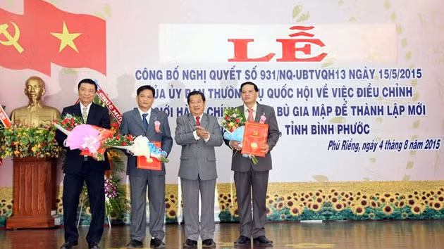 Ủy viên T.Ư Đảng, Bí thư Tỉnh ủy Bình Phước Nguyễn Tấn Hưng (thứ hai từ phải sang) trao quyết định bộ nhiệm các chức vụ Bí thư, Phó Bí thư, Chủ tịch UBND huyện Phú Riềng.
