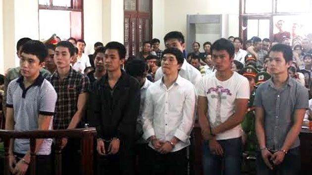 Các bị cáo trước vành móng ngựa.