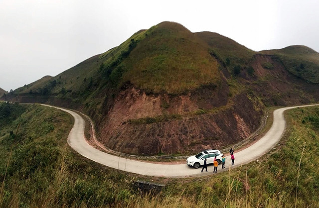 Cung đường tuyệt đẹp lên cột mốc 1300.