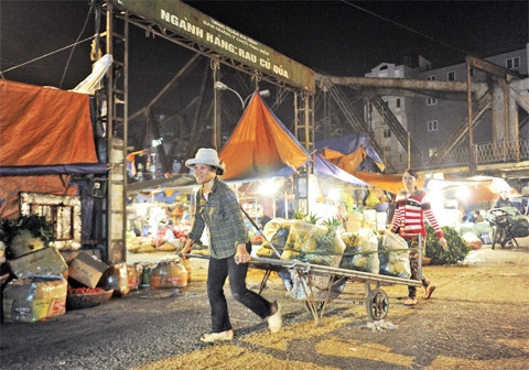Mưu sinh. Ảnh: ĐĂNG ANH