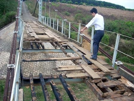 Một cây cầu tiền tỷ thời ông Nguyên còn làm Trưởng ban Quản lý dự án huyện Chư Păh vừa xây xong đã hư hỏng nặng.