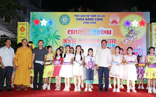 Trao quà Tết Trung thu cho con em kiều bào tại chùa Bàng Long.