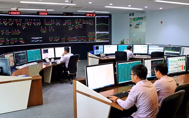 Theo tính toán của Trung tâm điều độ Hệ thống điện Quốc gia, khi đưa vào vận hành nhiều nhà máy điện mặt trời sẽ đòi hỏi phải dự phòng công suất cao từ các nhà máy năng lượng truyền thống. Ảnh: NGỌC H