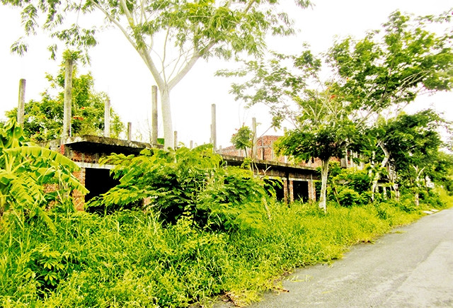 Nhiều căn nhà thuộc dự án Khu dân cư Thương mại 586 Hậu Giang xây dựng dở dang, gây lãng phí.