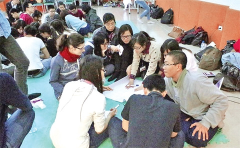 Các nhóm trong Dự án "Bước đi" thảo luận kế hoạch.