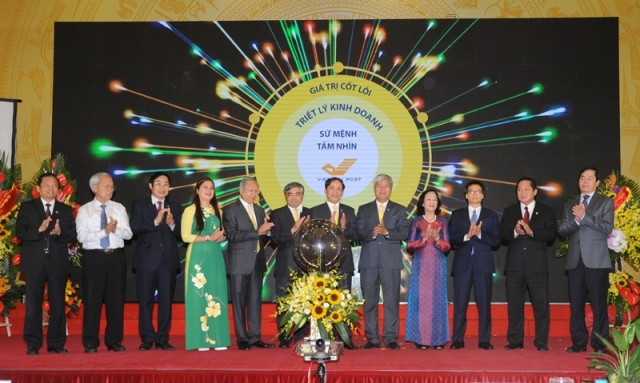 Các đại biểu thực hiện nghi thức khai trương cẩm nang Văn hóa Doanh nghiệp Bưu điện Việt Nam.