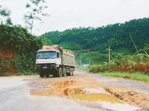 Quốc lộ 70 hằng ngày có hàng nghìn lượt xe lưu thông, nhưng hiện có gần 650 điểm sụt lún, trong đó có 20 điểm thường xuy