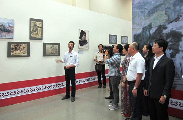 Các đại biểu tham quan triển lãm.