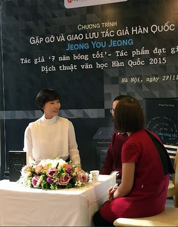 Nhà văn Jeong You Jeong tại cuộc giao lưu với bạn đọc Hà Nội.