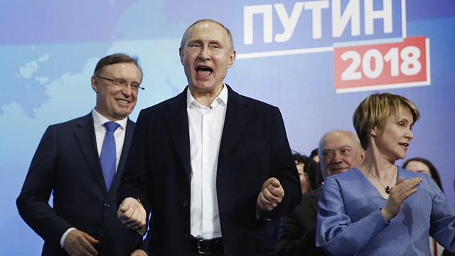 Ông Putin ăn mừng chiến thắng sau khi có kết quả kiểm phiếu ngày 18-3. Ảnh: EPA