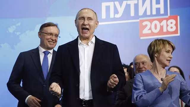 Ông Putin ăn mừng chiến thắng sau khi có kết quả kiểm phiếu ngày 18-3. Ảnh: EPA