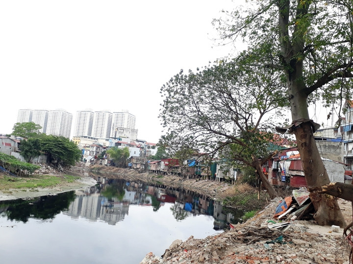 Hàng trăm công trình vi phạm hành lang sông Nhuệ tại xã Tả Thanh Oai.