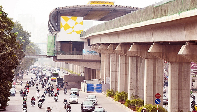 Thành phố Hà Nội tập trung đầu tư phát triển đồng bộ hệ thống vận tải hành khách công cộng, dự kiến đến năm 2030 sẽ đáp ứng từ 50 đến 55% nhu cầu đi lại của người dân tại khu vực đô thị trung tâm. Ảnh