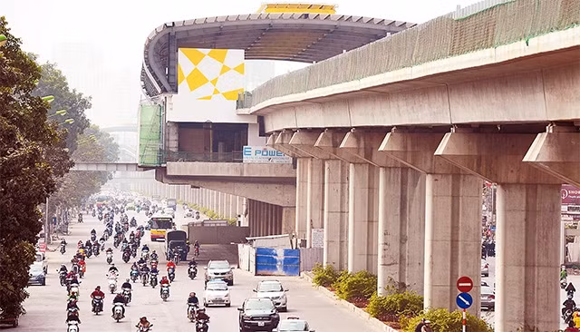 Thành phố Hà Nội tập trung đầu tư phát triển đồng bộ hệ thống vận tải hành khách công cộng, dự kiến đến năm 2030 sẽ đáp ứng từ 50 đến 55% nhu cầu đi lại của người dân tại khu vực đô thị trung tâm. Ảnh