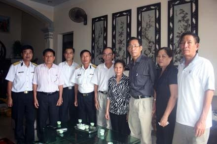 Bà Ðào Thị Minh (đứng giữa) cùng người thân của liệt sĩ Dương Thành Hiến.