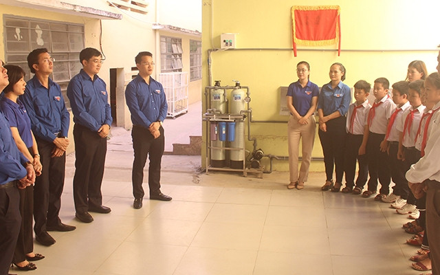 Trao công trình nước sạch tại Trường tiểu học số 1 Hòa Liên.