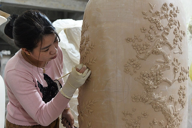 Trong không khí Tết Nguyên đán đang đến gần, người dân làng gốm Bát Tràng lại tất bật sản xuất để phục vụ thị trường.
