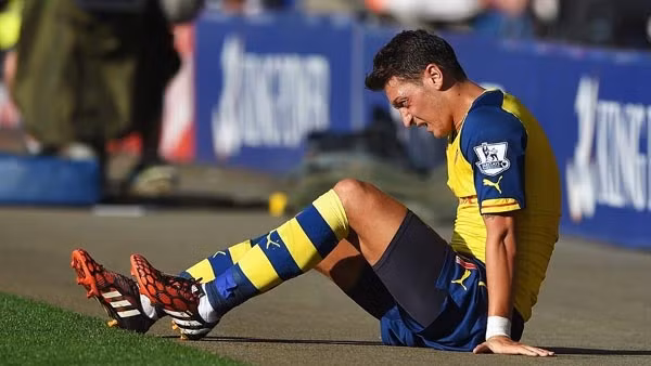 M. Ozil phải rời sân cỏ khoảng 12 tuần.