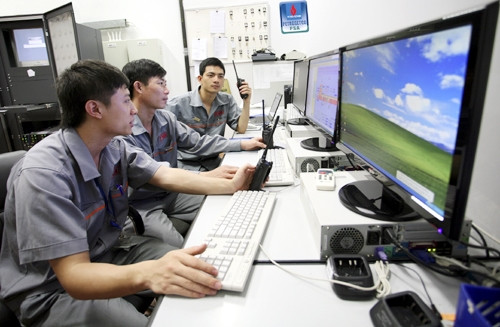 Nhân viên kỹ thuật Công ty PSA đang vận hành hệ thống tại Tòa nhà 18 Láng Hạ.