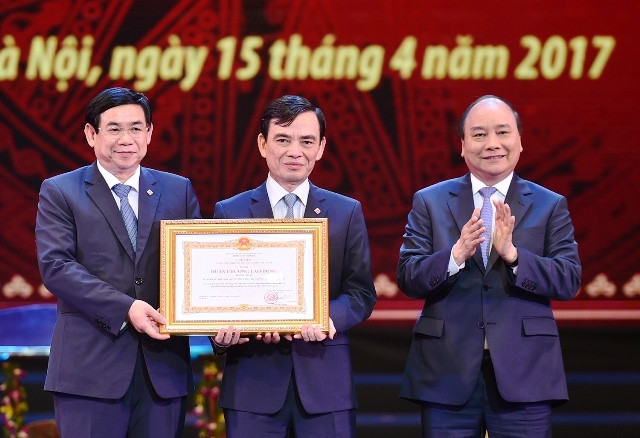 Thay mặt lãnh đạo Đảng, Nhà nước, Thủ tướng Nguyễn Xuân Phúc trao Huân chương Lao động hạng nhất tặng Ngân hàng TMCP Đầu tư và Phát triển Việt Nam.