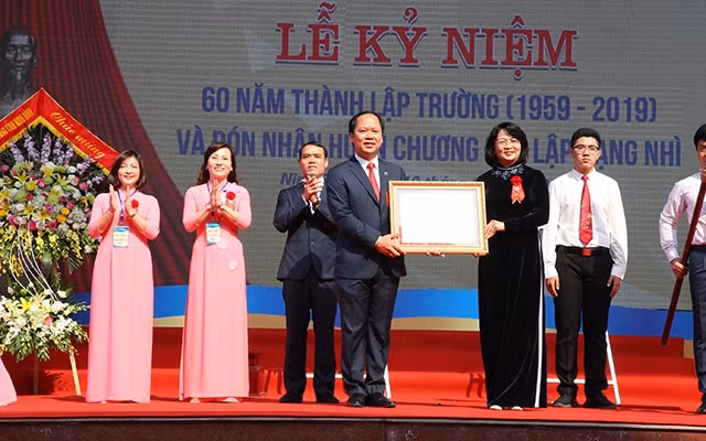 Phó Chủ tịch nước Đặng Thị Ngọc trao tặng Huân chương Độc lập hạng Nhì cho Trường THPT Lương Văn Tụy.
