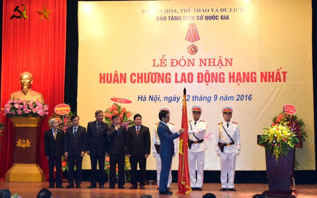 Phó Thủ tướng Vũ Đức Đam trao Huân chương cho Bảo tàng. Ảnh: NGỌC DUY