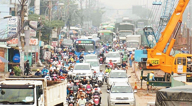 Khói, bụi dày đặc tại khu vực Bến xe An Sương.