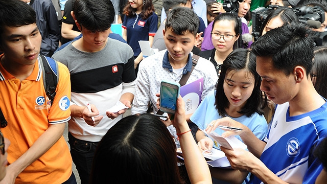 Các bạn trẻ dễ dàng tiếp cận trong việc lựa chọn và định hướng nghề nghiệp. Ảnh: HẢI NAM