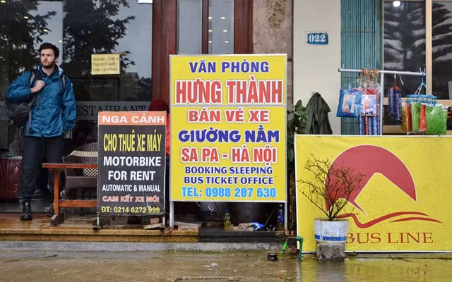 Biển hiệu bán vé mang tên Hưng Thành đặt tại số nhà 26, phố Lương Đình Của, thị trấn Sa Pa (Lào Cai).