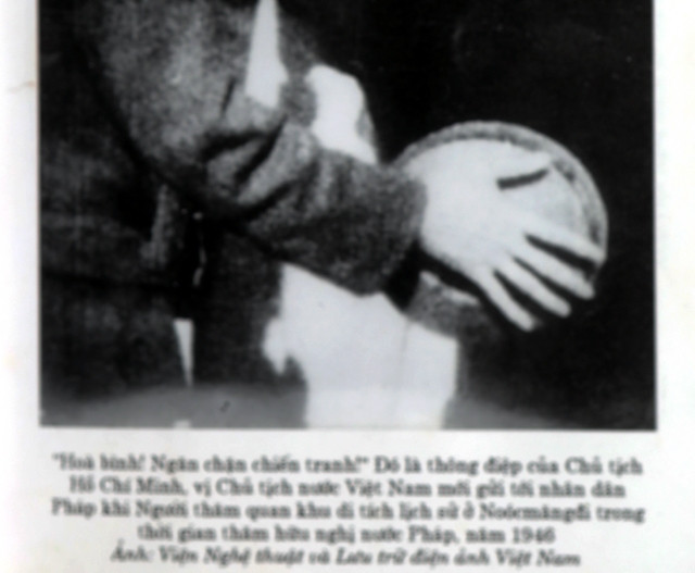  Khi tham quan khu di tích lịch sử Normandie, Hồ Chí Minh đã lấy bàn tay bịt nòng khẩu đại bác như một biểu tượng của tinh thần: Giữ gìn hòa bình! Ngăn chặn chiến tranh!.