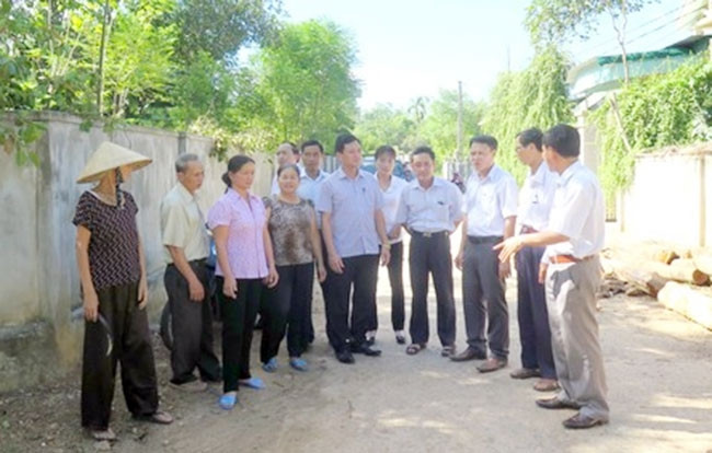 Cán bộ thôn Yên Hội, xã Tùng Ảnh, huyện Đức Thọ (Hà Tĩnh) trao đổi, bàn bạc với người dân về huy động nguồn lực xây dựng nông thôn mới. Ảnh: HIỀN HÒA