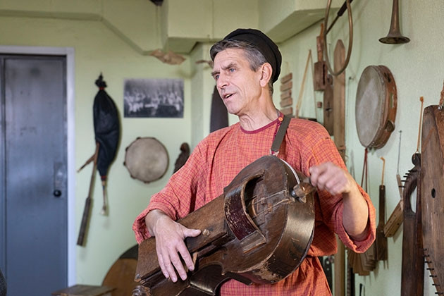 Nghệ nhân Sergei và bảo tàng nhỏ của mình.