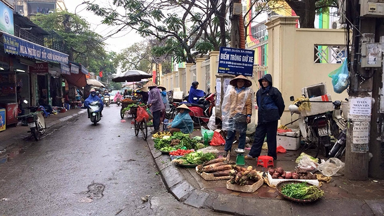 Phụ nữ bán hàng rong phải chụi nhiều ảnh hưởng từ điiều kiện làm việc,thời tiết, ô nhiễm môi trường.