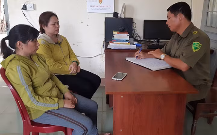 Người thân hai em Xuân và Phương đến trình báo cơ quan chức năng về việc đêm 18-2 hai em không về nhà.