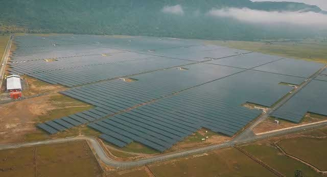 Toàn cảnh cánh đồng điện năng lượng mặt trời dưới chân Núi Cấm ở An Giang.