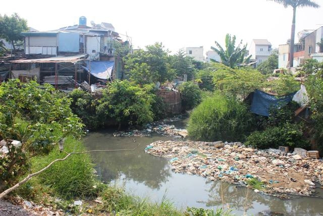 Rác ứ đọng ở suối Linh, đoạn qua địa phận phường Long Bình, TP Biên Hòa, tỉnh Đồng Nai.