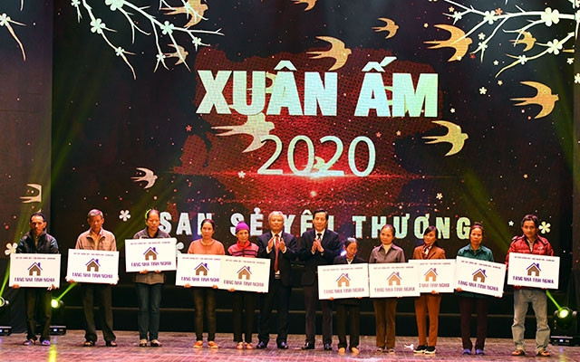 Phó Chủ tịch Quốc hội Uông Chu Lưu và Tổng Biên tập Báo Nhân Dân Thuận Hữu trao tặng nhà tình nghĩa cho các gia đình có hoàn cảnh khó khăn tại chương trình "Xuân ấm".