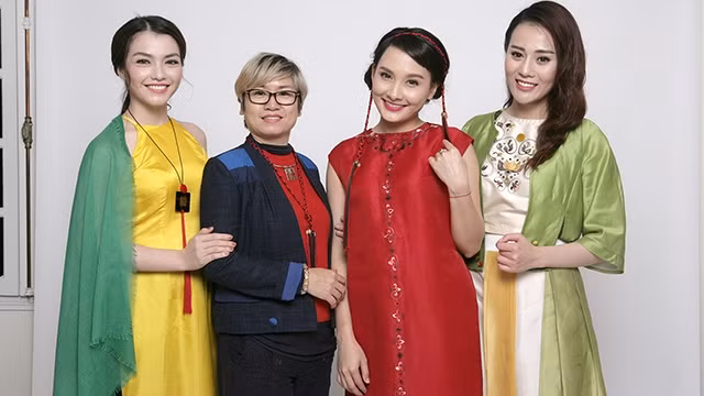 NTK Xuân Thu (thứ 2 từ trái qua) và các diễn viên trong trang phục do chị thiết kế.