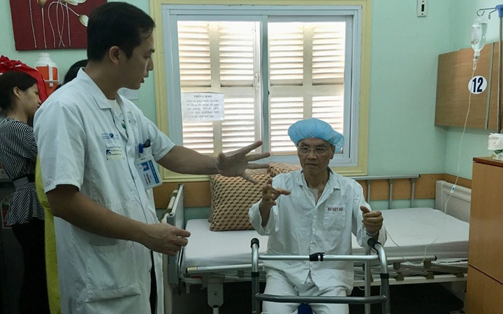 Kiểm tra sức khỏe, đánh giá khả năng phục hồi của người bệnh sau thực hiện đặt điện cực kích thích não sâu.Ảnh: KIM OANH