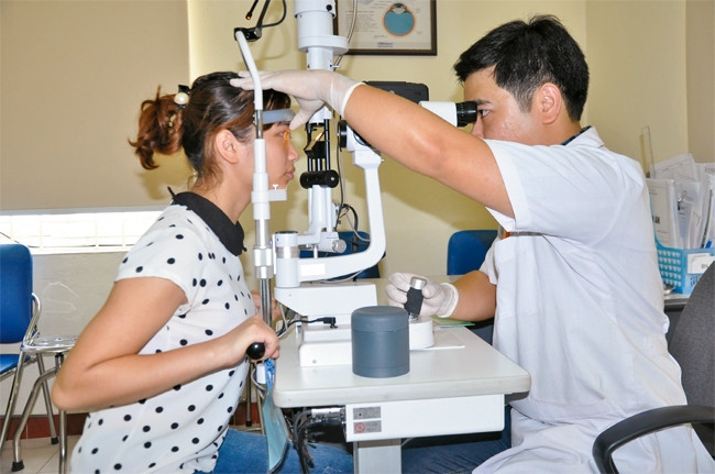 Bác sĩ Bệnh viện Mắt Hà Đông khám mắt cho người bệnh.
