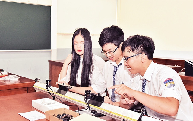 Giờ thực hành của học sinh lớp chuyên Lý, Trường THPT Chu Văn An. Ảnh: NGỌC MAI