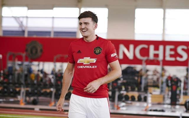 Maguire chính thức khoác áo Man Utd với bản hợp đồng bom tấn. Mức lương của trung vệ này ở đội bóng mới vào khoảng 190 nghìn bảng mỗi tuần. (Ảnh: Manchester United)
