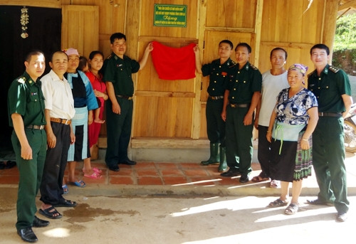 Bộ đội Đồn Biên phòng Phiêng Pằn tặng nhà đại đoàn kết cho hộ nghèo tại xã Phiêng Pằn, huyện Mai Sơn (Sơn La).