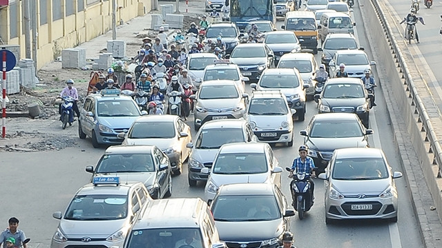 Lực lượng chức năng rất khó xử lý vi phạm vì xe Grab, Uber không có nhận diện. Ảnh: NGUYỆT HẢI