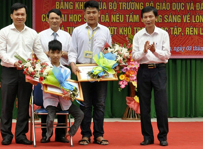 Hai em Nguyễn Tất Minh và Ngô Minh Hiếu tại lễ đón nhận Bằng khen của Bộ trưởng Giáo dục và Ðào tạo. Ảnh: TIÊN THẢO